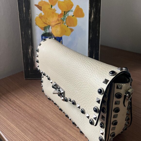 Valentino Garavani Rockstud grainy calfskin crossbody bag Light Ivory - Picture 2 of 14